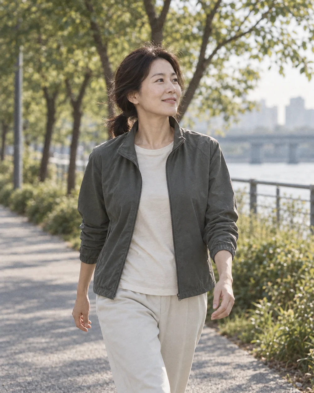 산책하며 일상을 관리하는 모습을 표현한 연출 이미지