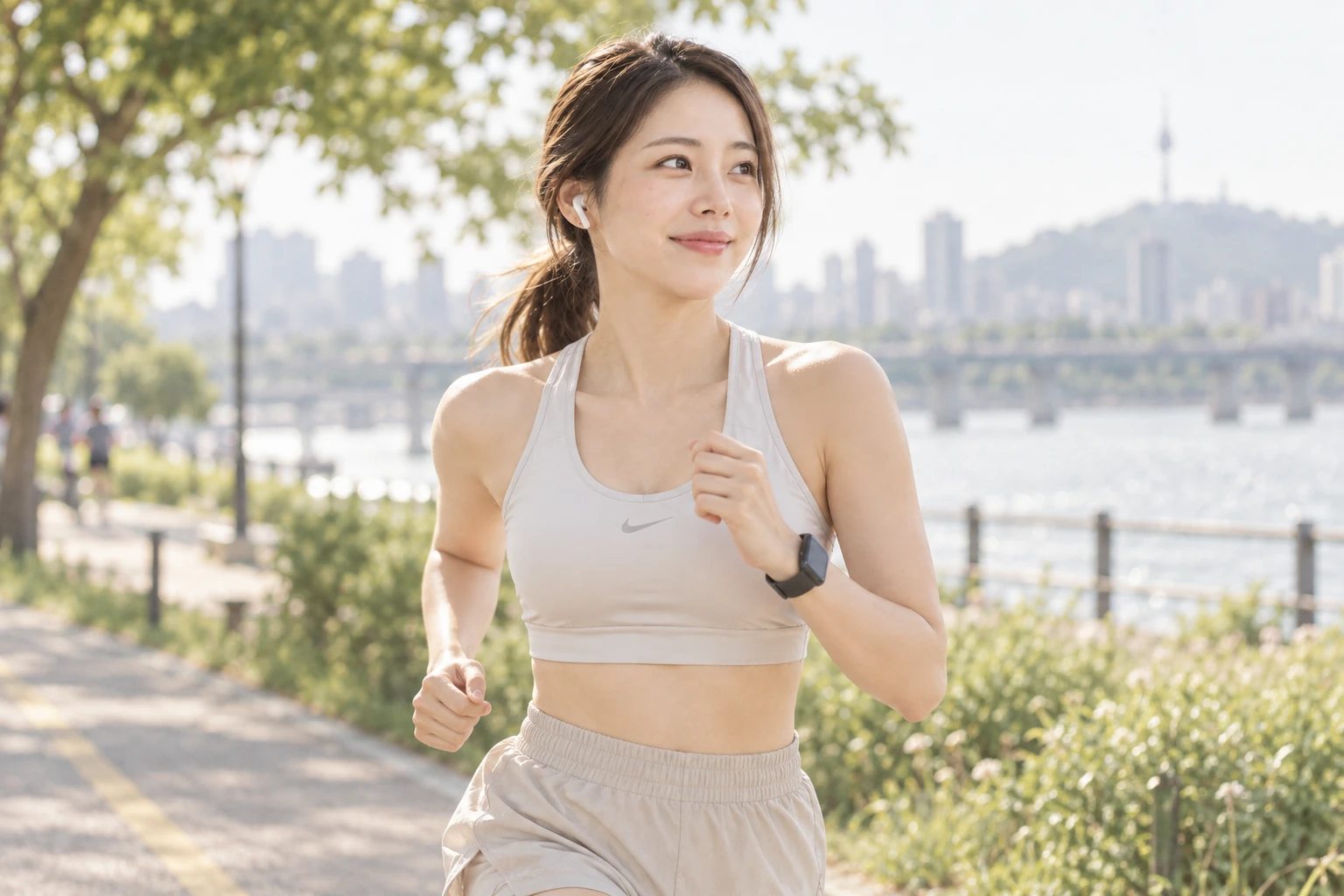 밝은 강변 산책로에서 조깅하는 여성